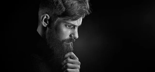 Hombre con barba cuidada